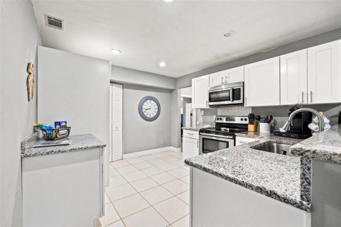 House in Brandon, Florida 4 bedrooms, 149.57 sq.m. № 1556499 - photo 7
