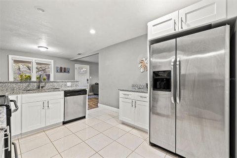 House in Brandon, Florida 4 bedrooms, 149.57 sq.m. № 1556499 - photo 29