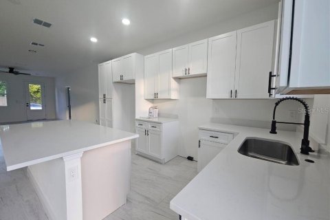 House in Sanford, Florida 3 bedrooms, 121.05 sq.m. № 2403377 - photo 5