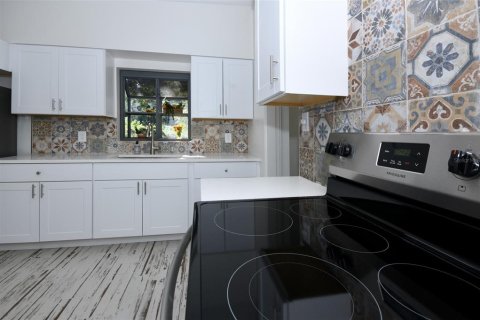 House in Orlando, Florida 2 bedrooms, 107.02 sq.m. № 2395941 - photo 12