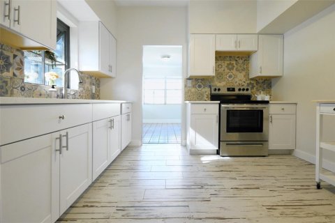 House in Orlando, Florida 2 bedrooms, 107.02 sq.m. № 2395941 - photo 10