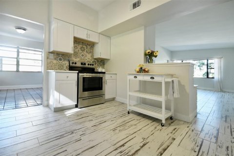 House in Orlando, Florida 2 bedrooms, 107.02 sq.m. № 2395941 - photo 11