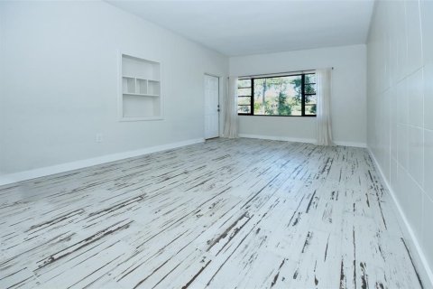 House in Orlando, Florida 2 bedrooms, 107.02 sq.m. № 2395941 - photo 6