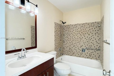 Adosado en alquiler en Miami, Florida, 3 dormitorios, 113.81 m2 № 2055554 - foto 15