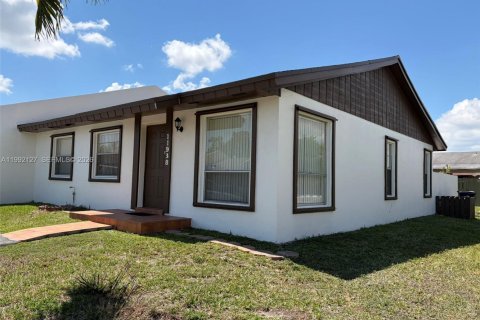 Adosado en alquiler en Miami, Florida, 3 dormitorios, 113.81 m2 № 2055554 - foto 2