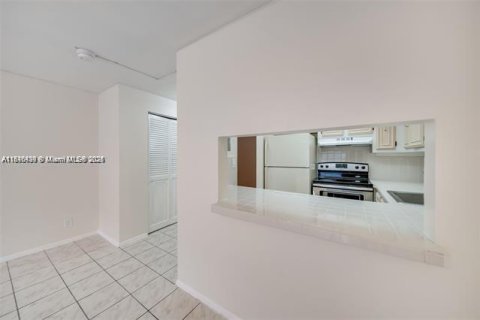 Condominio en venta en Lauderdale Lakes, Florida, 1 dormitorio, 78.97 m2 № 1935723 - foto 8