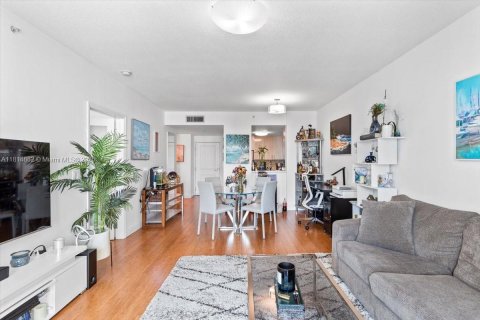 Condo in Miami, Florida, 1 bedroom № 1964859 - photo 10