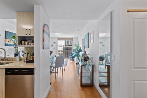Condo in Miami, Florida, 1 bedroom № 1964859 - photo 3