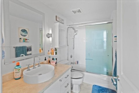 Condo in Miami, Florida, 1 bedroom № 1964859 - photo 13