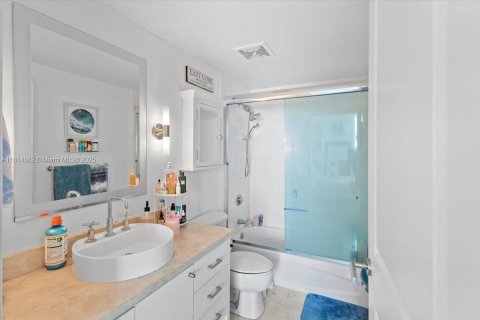 Condo in Miami, Florida, 1 bedroom № 1964859 - photo 14