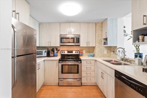 Condo in Miami, Florida, 1 bedroom № 1964859 - photo 6