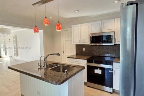 House in Oakland Park, Florida 4 bedrooms, 150.04 sq.m. № 1986129 - photo 9