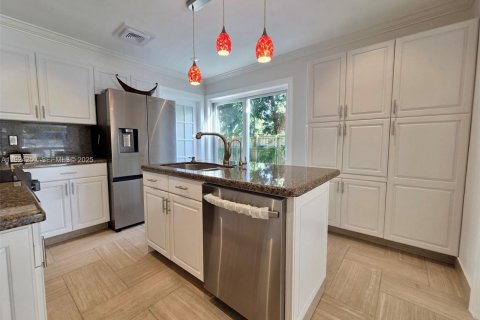 House in Oakland Park, Florida 4 bedrooms, 150.04 sq.m. № 1986129 - photo 7