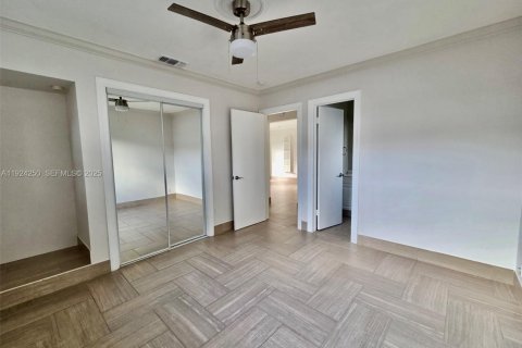 House in Oakland Park, Florida 4 bedrooms, 150.04 sq.m. № 1986129 - photo 10