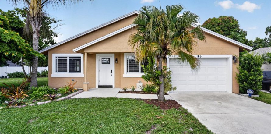 House in Jupiter, Florida 3 bedrooms, 122.91 sq.m. № 2185353
