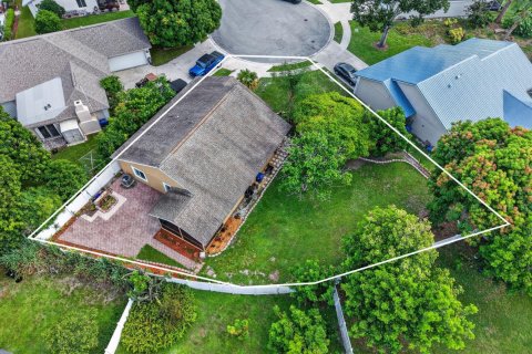 House in Jupiter, Florida 3 bedrooms, 122.91 sq.m. № 2185353 - photo 2