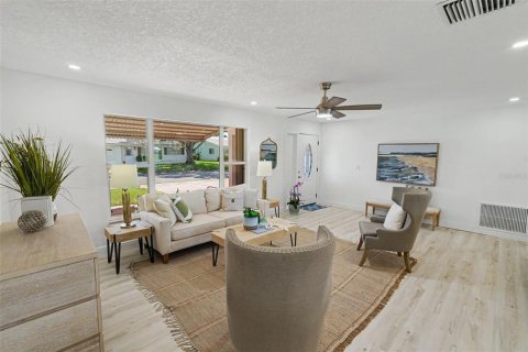 Villa ou maison à vendre à Pinellas Park, Floride: 2 chambres, 153.2 m2 № 2329580 - photo 6