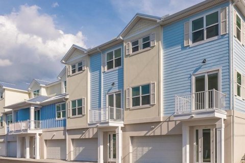 Townhouse in Dunedin, Florida 3 bedrooms, 215.44 sq.m. № 2358478