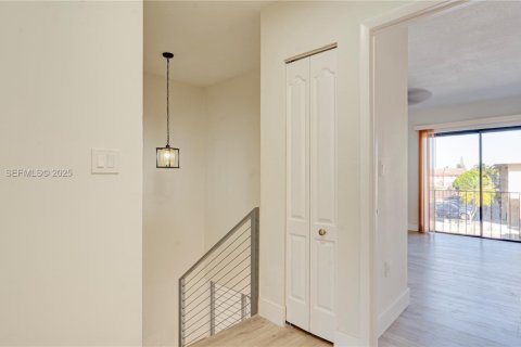 Condo in Sweetwater, Florida, 3 bedrooms № 1982673 - photo 12