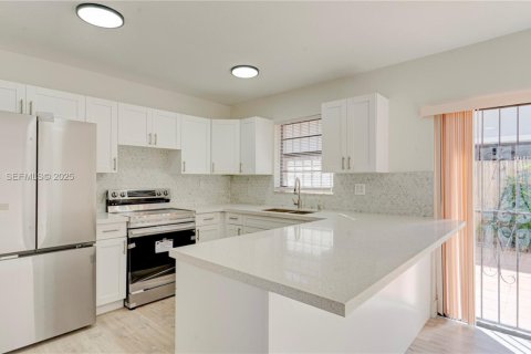 Condo in Sweetwater, Florida, 3 bedrooms № 1982673 - photo 7