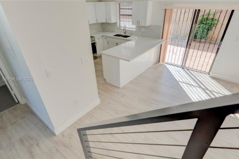 Condo in Sweetwater, Florida, 3 bedrooms № 1982673 - photo 9