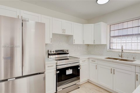 Condo in Sweetwater, Florida, 3 bedrooms № 1982673 - photo 4