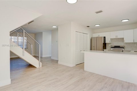 Condo in Sweetwater, Florida, 3 bedrooms № 1982673 - photo 3