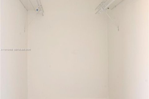 Condo in Sweetwater, Florida, 3 bedrooms № 1982673 - photo 18