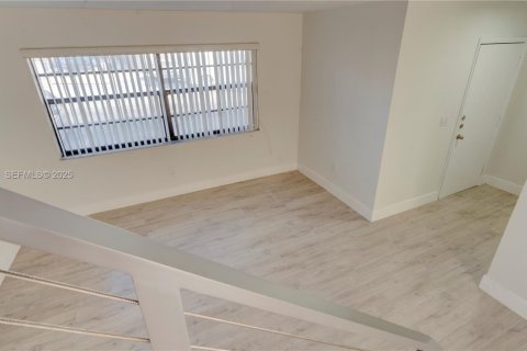 Condo in Sweetwater, Florida, 3 bedrooms № 1982673 - photo 11