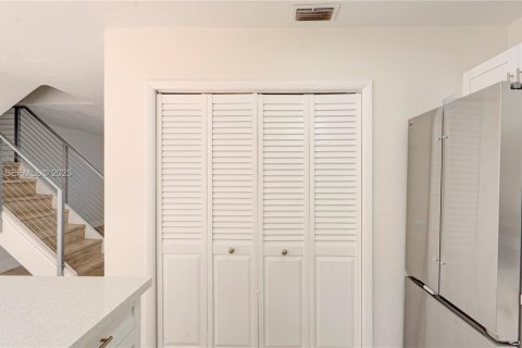 Condo in Sweetwater, Florida, 3 bedrooms № 1982673 - photo 6