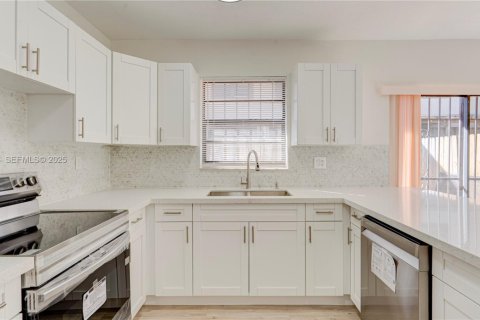 Condo in Sweetwater, Florida, 3 bedrooms № 1982673 - photo 5