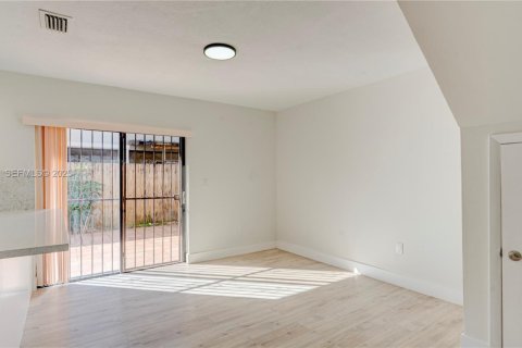 Condo in Sweetwater, Florida, 3 bedrooms № 1982673 - photo 8