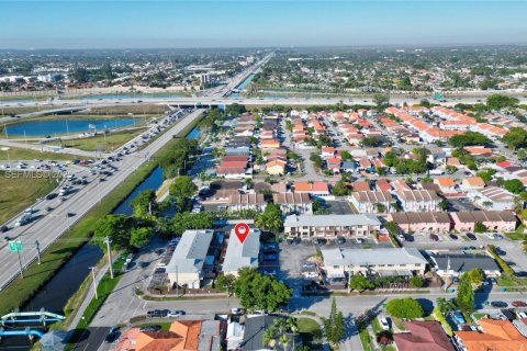 Condo in Sweetwater, Florida, 3 bedrooms № 1982673 - photo 2
