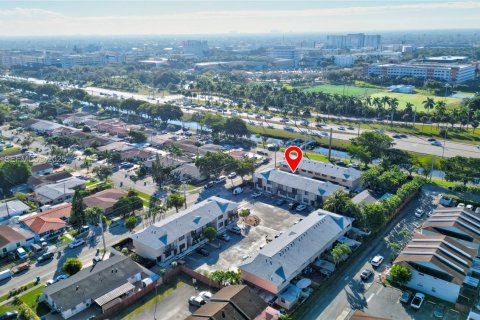 Condo in Sweetwater, Florida, 3 bedrooms № 1982673 - photo 1