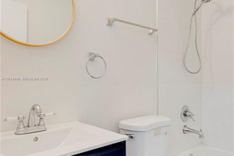 Condo in Sweetwater, Florida, 3 bedrooms № 1982673 - photo 20