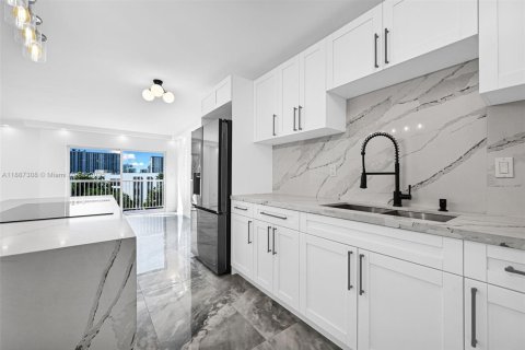 Снять в аренду кондоминиум в Санни-Айлс-Бич, Флорида 1 спальня, 86.4м2, № 1942567 - фото 6