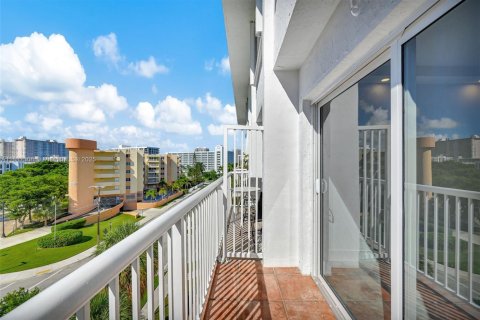Снять в аренду кондоминиум в Санни-Айлс-Бич, Флорида 1 спальня, 86.4м2, № 1942567 - фото 21