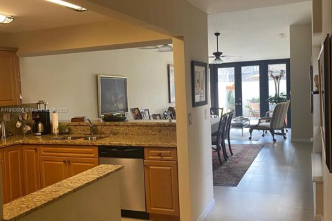 House in Miami, Florida 3 bedrooms, 134.34 sq.m. № 1891967 - photo 7