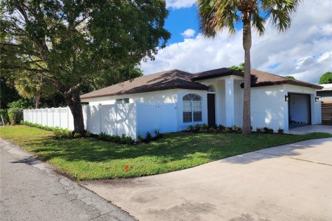 House in Fort Lauderdale, Florida 3 bedrooms, 128.11 sq.m. № 1893402 - photo 1