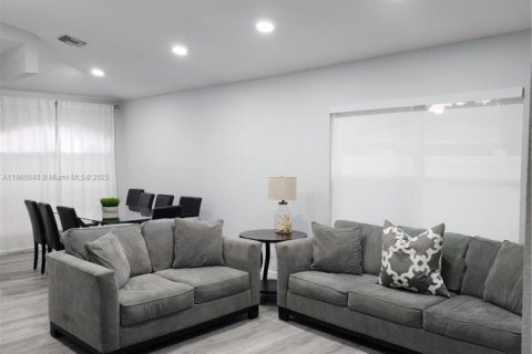 House in Fort Lauderdale, Florida 3 bedrooms, 128.11 sq.m. № 1893402 - photo 7