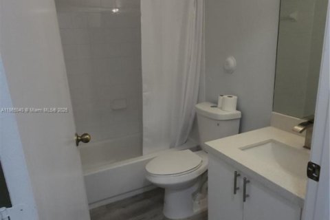 House in Fort Lauderdale, Florida 3 bedrooms, 128.11 sq.m. № 1893402 - photo 15