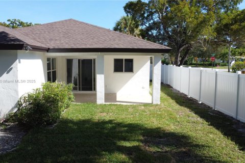 House in Fort Lauderdale, Florida 3 bedrooms, 128.11 sq.m. № 1893402 - photo 26