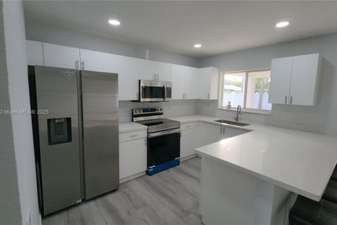 House in Fort Lauderdale, Florida 3 bedrooms, 128.11 sq.m. № 1893402 - photo 9