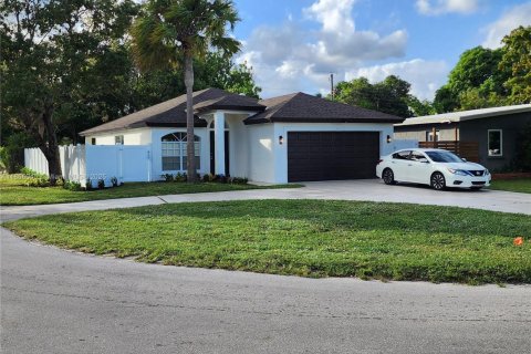 House in Fort Lauderdale, Florida 3 bedrooms, 128.11 sq.m. № 1893402 - photo 3