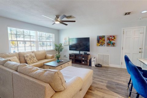 House in Dunedin, Florida 3 bedrooms, 174.01 sq.m. № 2223141 - photo 4