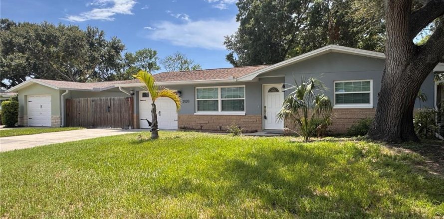 House in Dunedin, Florida 3 bedrooms, 174.01 sq.m. № 2223141