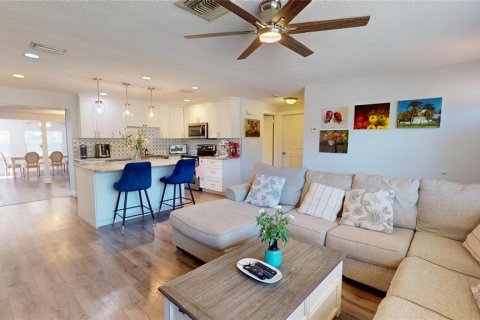 House in Dunedin, Florida 3 bedrooms, 174.01 sq.m. № 2223141 - photo 6
