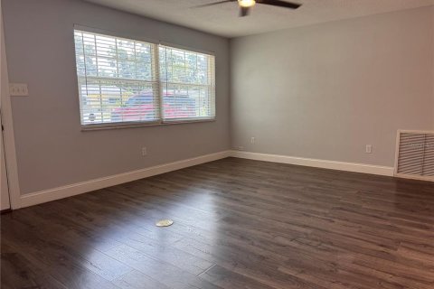 House in Dunedin, Florida 3 bedrooms, 174.01 sq.m. № 2223141 - photo 8