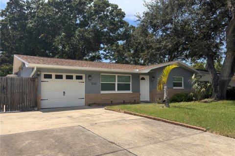 House in Dunedin, Florida 3 bedrooms, 174.01 sq.m. № 2223141 - photo 2