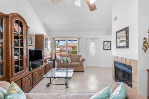 House in Tampa, Florida 3 bedrooms, 138.8 sq.m. № 1766259 - photo 4